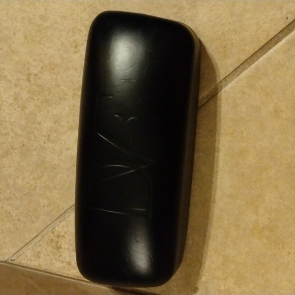 Diane VonFurstenberg Glass case - Picture 3 of 13